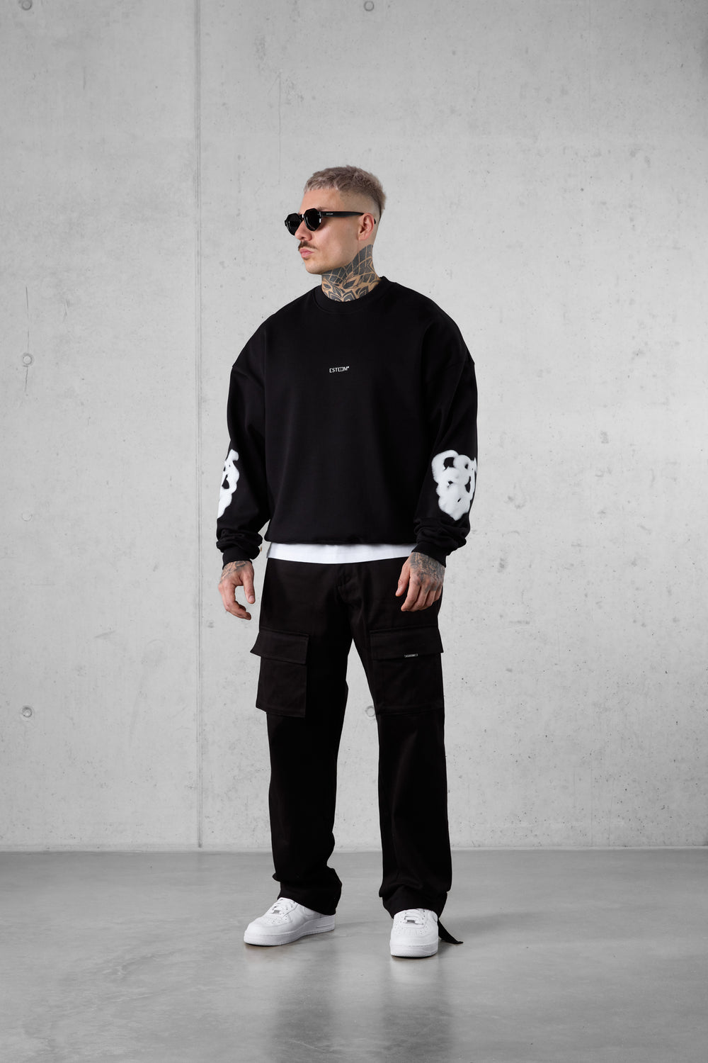 BLACK BLURRED HEARTS OVERSIZED SWEATER