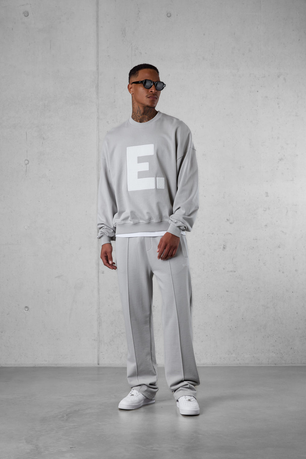 GREY E. STATEMENT APPLIQUÉ OVERSIZED SWEATER