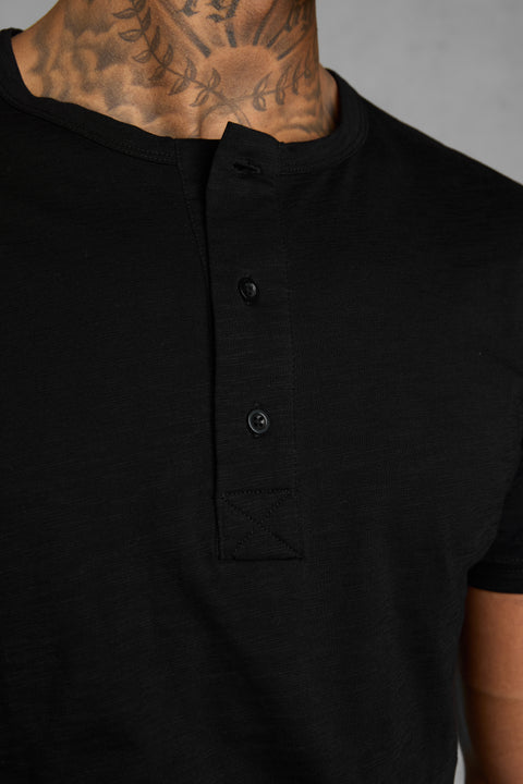 BLACK HENLEY TEE